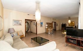 Massaua Roomy Vintage Apartment